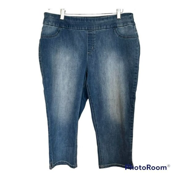 Perfect Stretch by Chico's Size 2 12-14 Light Wash Pull On Denim Jean Capri Capr - Picture 1 of 9